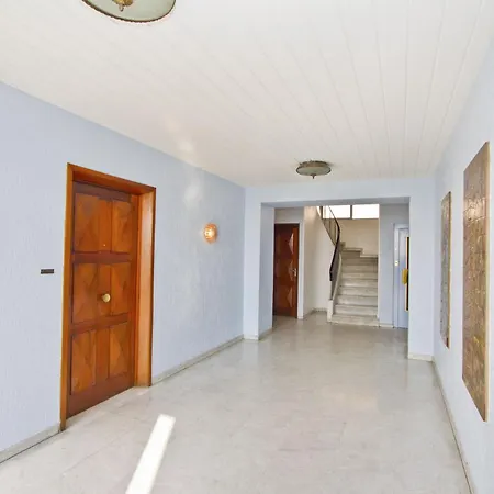 Cosy Cariatides Promenade