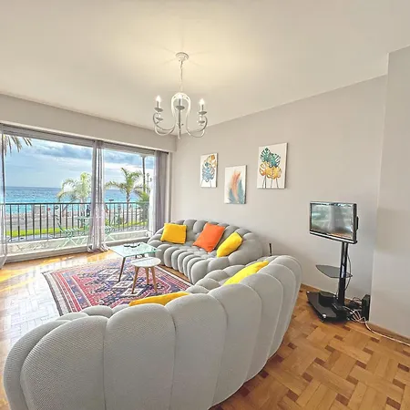 Cosy Cariatides Promenade