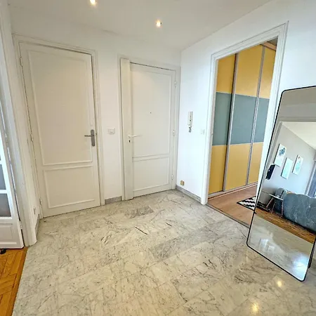 Cosy Cariatides Promenade