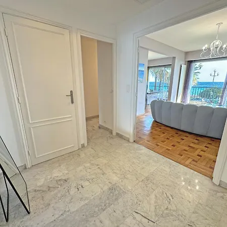 Cosy Cariatides Promenade *