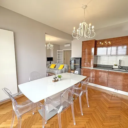 Cosy Cariatides Promenade *