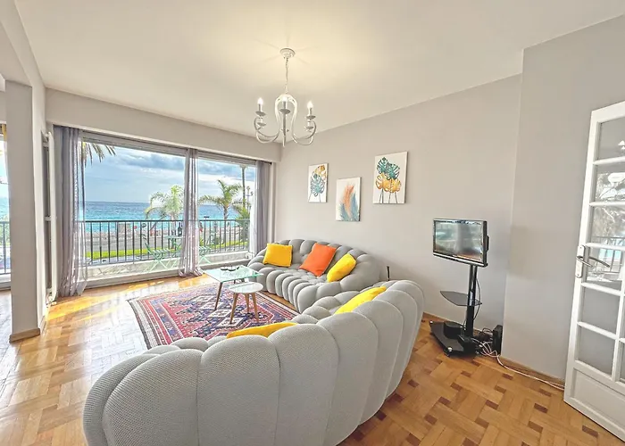 Cosy Cariatides Promenade